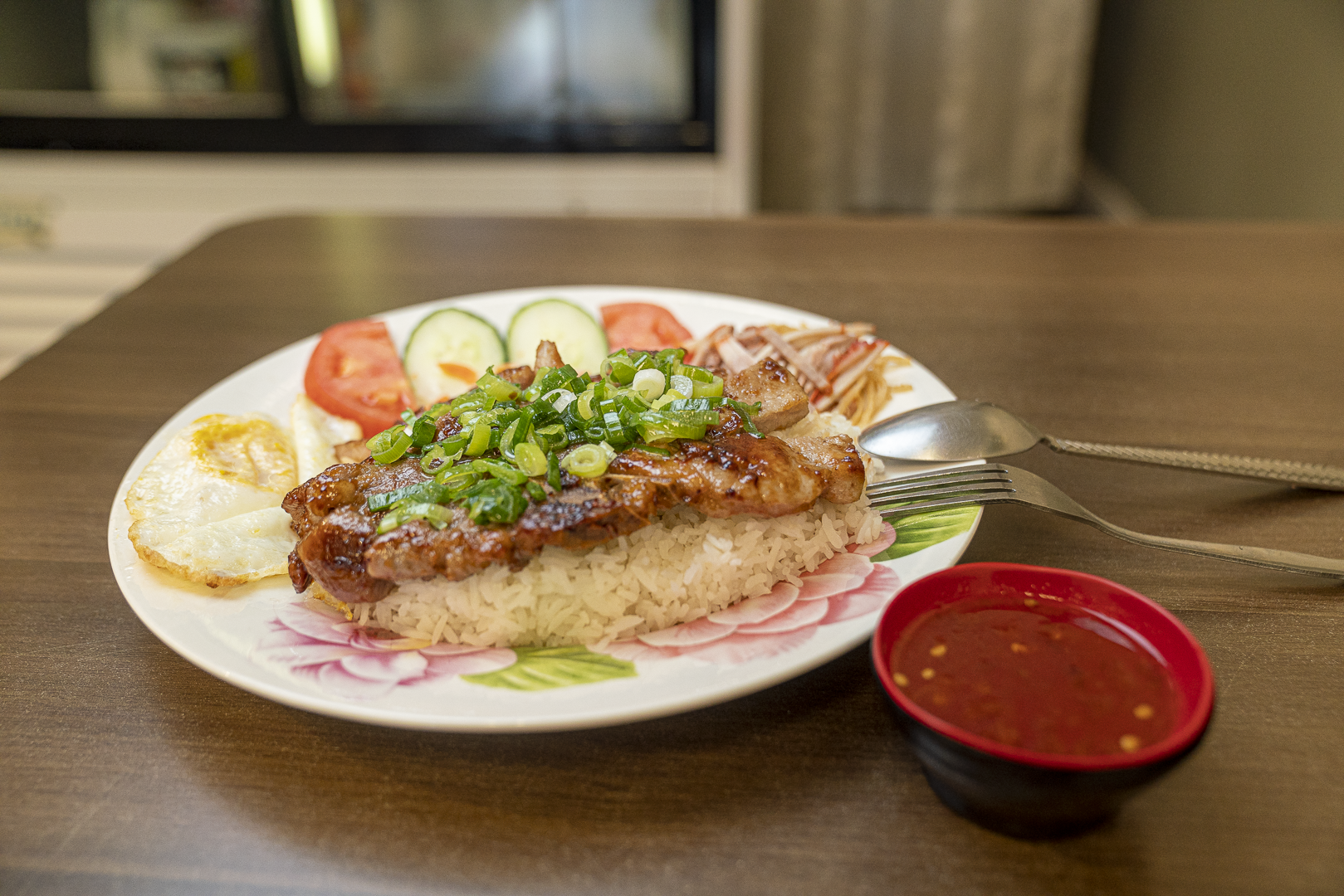 Cơm ba màu (Grilled pork-chop rice plate)